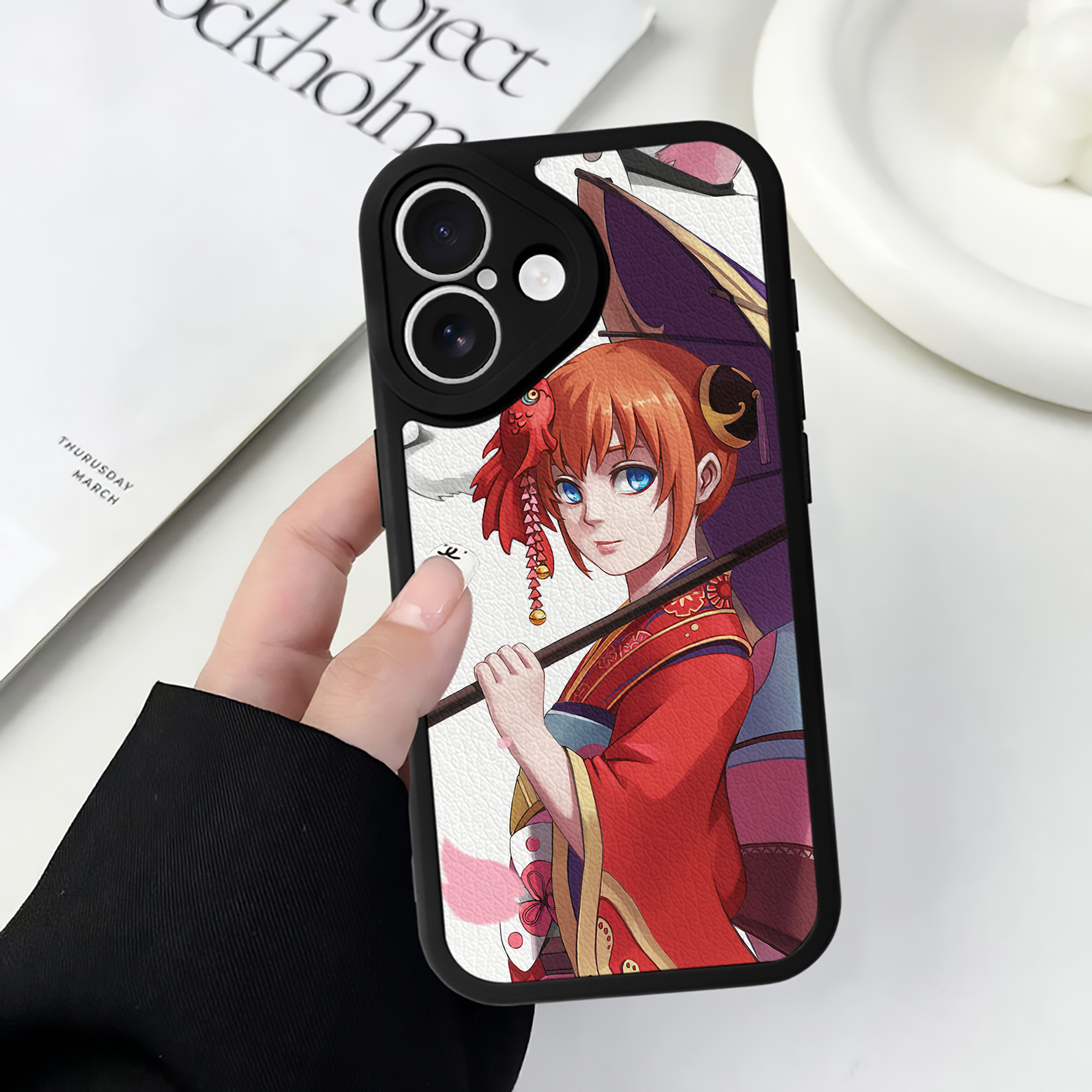 （画像用） ぎんたま 坂田銀時（さかたぎんとき） 神楽 志村新八（しむら しんぱち） GINTAMA Sakata Gintoki Kagura Shimura Shinpachi 【iPhone 16シリーズ対応】シリコンスマホケース（レザー調） 材質：シリコン